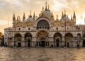A monumental catedral bizantina com 5 cúpulas e 8.000 m² de mosaicos dourados que se consagrou como a joia arquitetônica e espiritual de Veneza