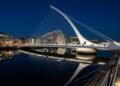 A futurista ponte estaiada de 120 metros que imita uma harpa e rotaciona 90 graus para liberar navios é um marco de engenharia irlandesa de 2009