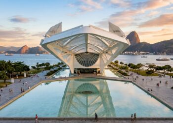 Desenhada com teto móvel de painéis solares e inaugurada em 2015, a obra de 15.000 m² destaca-se como o maior ícone da ciência e design no Rio