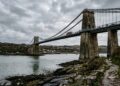 A pioneira ponte pênsil de ferro inaugurada em 1826 com vão livre de 176 metros que se consagrou como a primeira grande travessia suspensa moderna