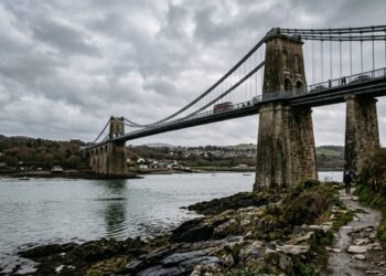 A pioneira ponte pênsil de ferro inaugurada em 1826 com vão livre de 176 metros que se consagrou como a primeira grande travessia suspensa moderna