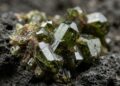 Esqueça a turmalina verde, pois este silicato descoberto no vulcão Vesúvio em 1795 brilha com cristais de brilho vítreo único
