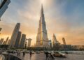 Com 828 metros de altura o Burj Khalifa transformou concreto, aço e vidro em uma cidade vertical que parece desafiar o deserto