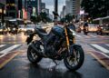 A naked da Yamaha com 321 cc revela como visual agressivo e motor bicilíndrico criam uma porta de entrada esportiva