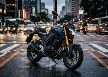 A naked da Yamaha com 321 cc revela como visual agressivo e motor bicilíndrico criam uma porta de entrada esportiva