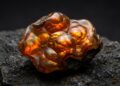 Esqueça a opala comum, pois esta calcedônia exibe cores geradas por camadas de limonita e possui dureza de até 7 na escala mineral