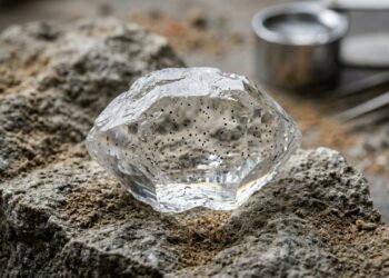Esqueça o diamante tradicional, pois este cristal de quartzo de 500 milhões de anos exibe formação natural com duas pontas de brilho intenso