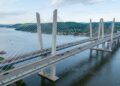 A moderna travessia estaiada de 4,8 km de extensão com mastros inclinados que cruza o rio Hudson para conectar dois condados de Nova York em 2017
