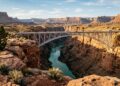 A colossal estrutura em arco metálico a 142 metros de altura sobre o Rio Colorado que foi inaugurada em 1929 para conectar áreas isoladas do oeste
