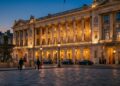 O monumental palácio histórico de 1758 com 124 quartos exclusivos que abriga séculos de história francesa na Praça da Concórdia