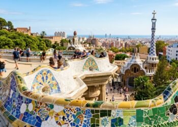 O colorido parque de 17 hectares projetado por Antoni Gaudí em 1900 que virou um marco do modernismo e o maior símbolo artístico de Barcelona