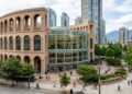 O imponente edifício de 37 mil m² inspirado no Coliseu de Roma que foi inaugurado em 1995 como o coração cultural e literário da cidade