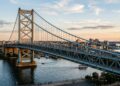 A imponente estrutura suspensa inaugurada em 1926 com torres de aço de 116 metros que une a Filadélfia ao território de Nova Jersey nos EUA