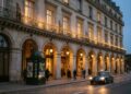 O clássico palácio de 1835 com 160 suítes de alto luxo que se consolidou como o primeiro hotel de prestígio da Rue de Rivoli