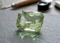 Esqueça a esmeralda e a turmalina verde, pois este quartzo de dureza 7 obtido pelo aquecimento a 500°C exibe um tom esverdeado exclusivo