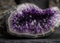 Esqueça o quartzo roxo comum, pois esta ametista de dureza 7 exibe um dos tons roxos mais profundos do mundo e forma geodos gigantes com até 3 metros