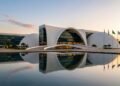 Projetado com 115.000 m² de área pelo mestre Oscar Niemeyer, o edifício de 2011 destaca-se como a sede da justiça eleitoral e um marco de Brasília