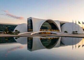 Projetado com 115.000 m² de área pelo mestre Oscar Niemeyer, o edifício de 2011 destaca-se como a sede da justiça eleitoral e um marco de Brasília