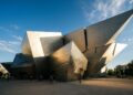 O futurista edifício de titânio de 13.560 m² e formas pontiagudas de 2006 que abriga um dos acervos de arte mais arrojados das Américas