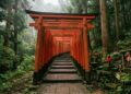O monumental santuário xintoísta de 711 d.C. que abriga 10 mil portais vermelhos ao longo de uma montanha de 233 metros de altura no Japão