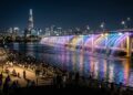 A monumental estrutura de 1.140 metros de extensão que utiliza 10 mil bicos de LED para criar a maior fonte de água em pontes do planeta