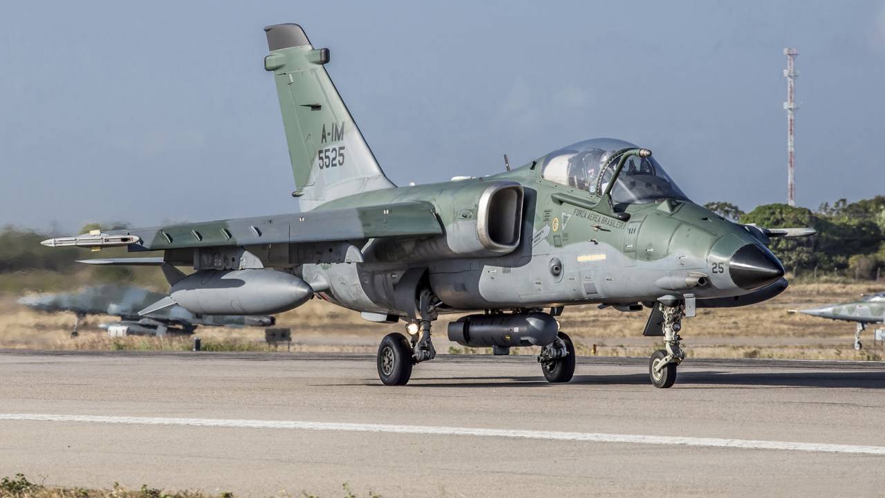 Com 1.050 km/h de velocidade máxima e 3.300 km de alcance, o caça A-1 AMX surge como o maior marco de ataque tático da engenharia brasileira