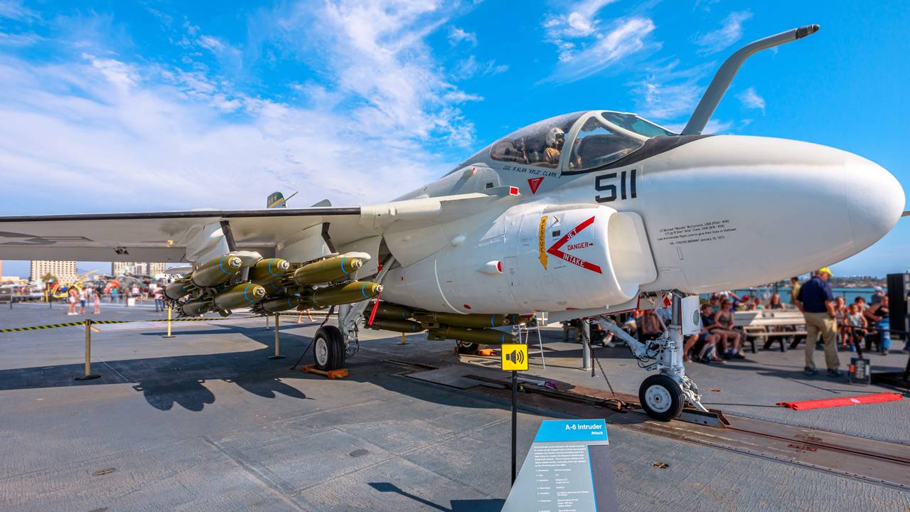 Com capacidade para 8,1 toneladas de carga e radar de precisão, o A-6 Intruder foi o bombardeiro de ataque mais versátil da Marinha dos EUA