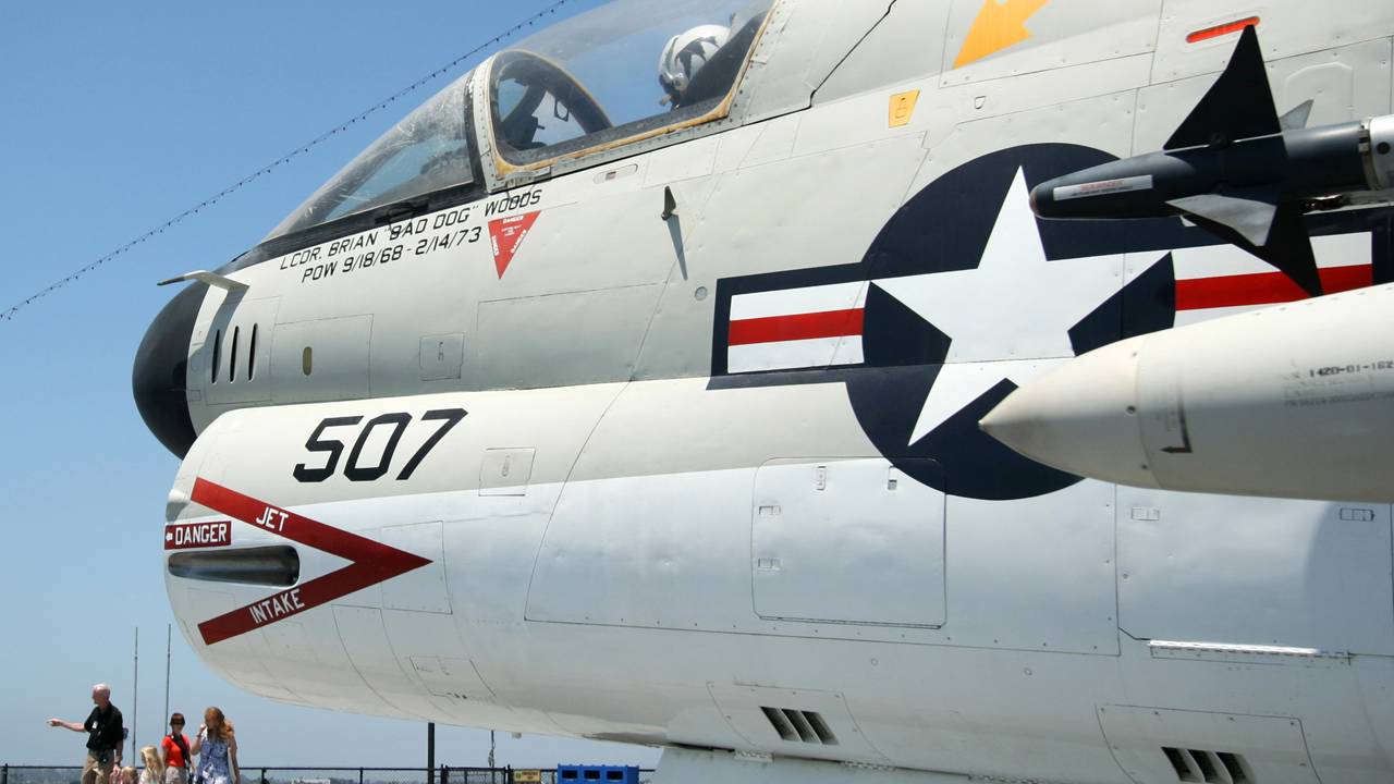 O caça A-7 Corsair II carrega 6,8 toneladas de mísseis a 1.100 km/h, consolidando sua história como um robusto vetor de ataque aéreo