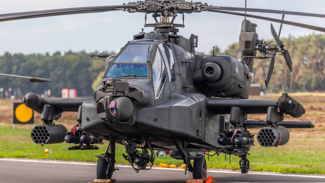 Armado com canhão de 30mm e motores potentes, o Apache surge como o padrão de referência em precisão e letalidade na engenharia militar moderna