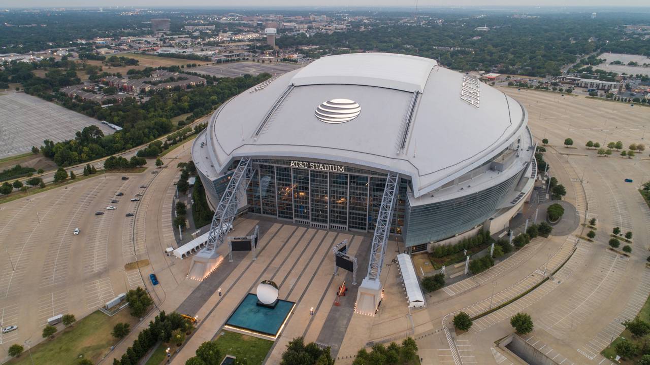 Com 80.000 assentos e engenharia monumental, esta arena de Arlington virou o templo mais luxuoso do futebol americano