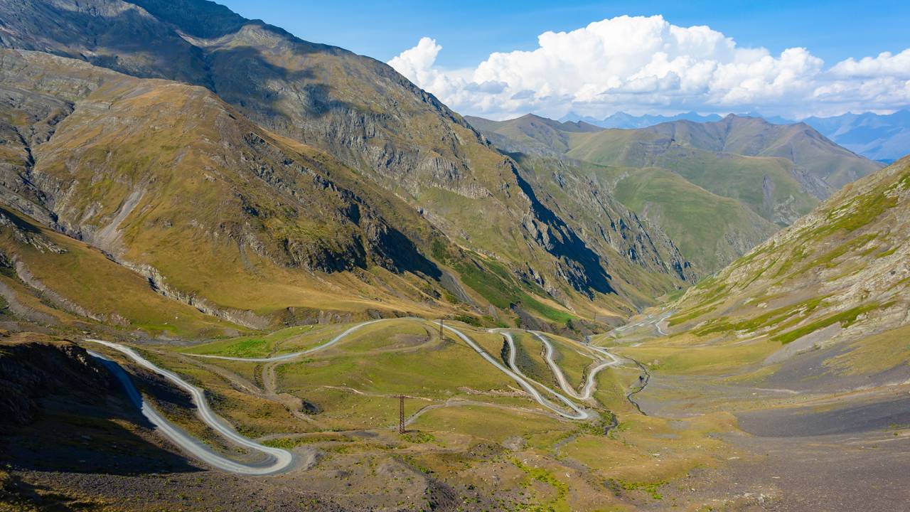A estrada georgiana sobe a 2.850 metros de altitude; o Abano Pass cruza o Cáucaso com trechos de cascalho estreitos e abismos perigosos