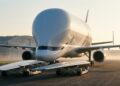 Airbus BelugaXL carrega duas asas gigantes em pátio industrial