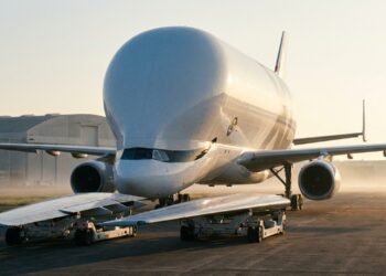 Airbus BelugaXL carrega duas asas gigantes em pátio industrial