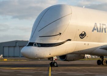 Airbus BelugaXL exibe fuselagem de baleia em pátio europeu