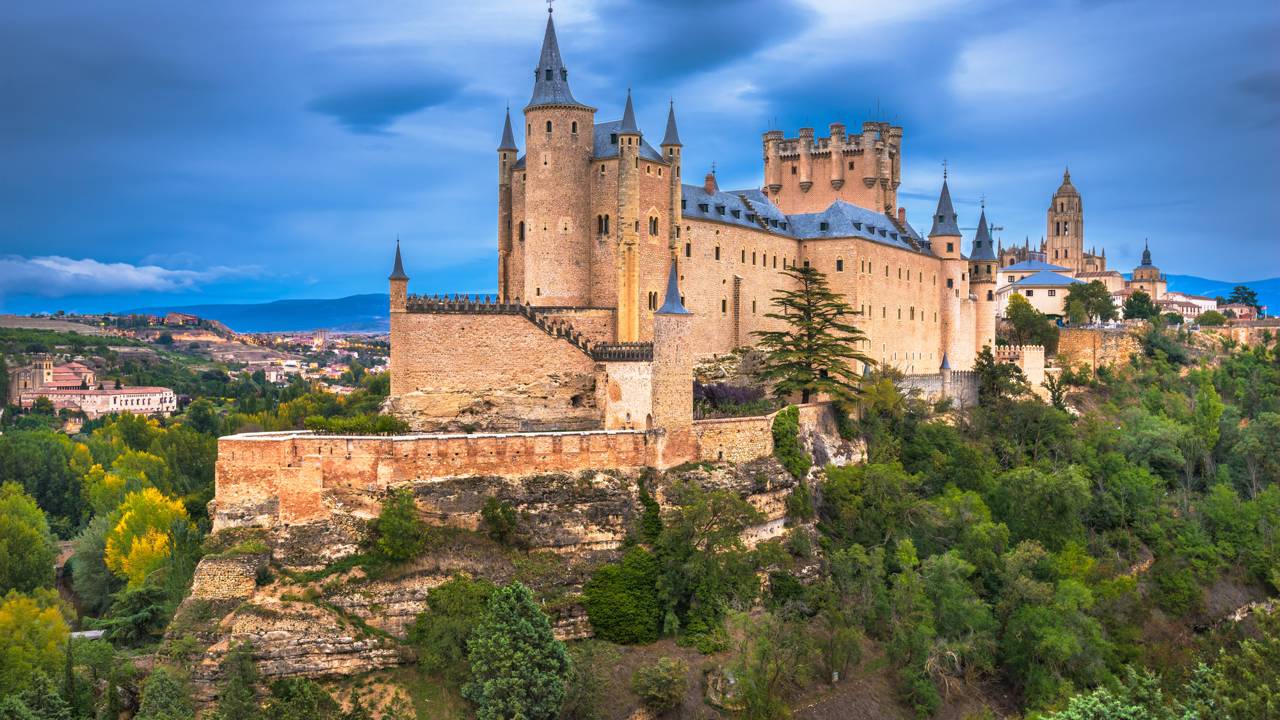 O espetacular castelo medieval do século 12 esculpido no topo de um penhasco de pedra que inspirou a Disney e guarda a história dos reis 