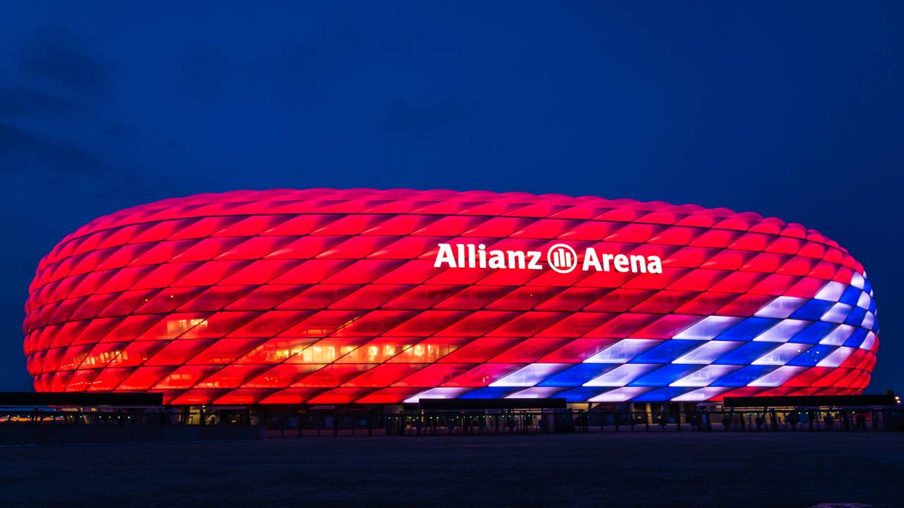 Com capacidade para 75.000 pessoas e fachada de quase 2.900 painéis infláveis, a Allianz Arena é o estádio com a fachada iluminada mais famosa da Europa