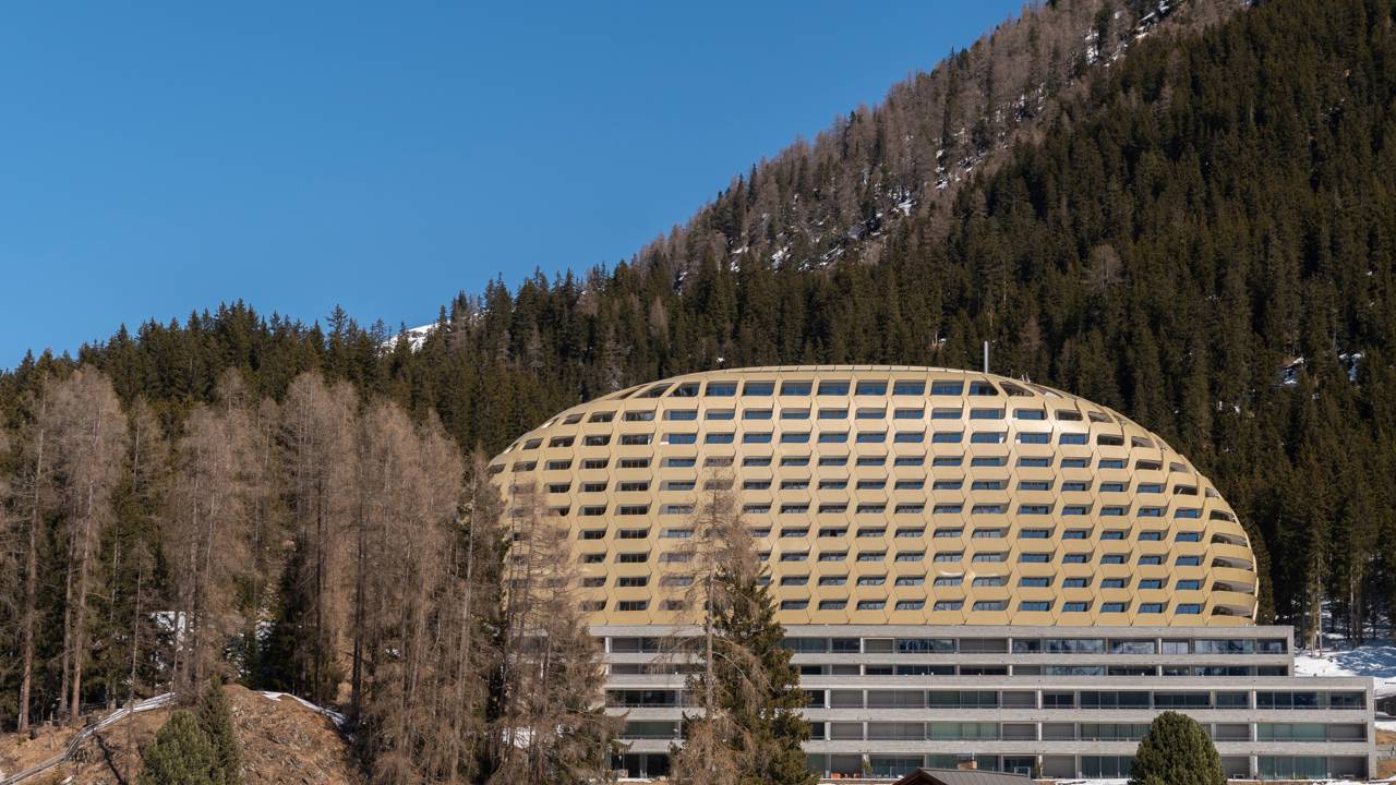 Com suítes que superam 10 mil francos durante o Fórum Econômico, o hotel oval de 216 quartos é um ícone de luxo nos Alpes Suíços