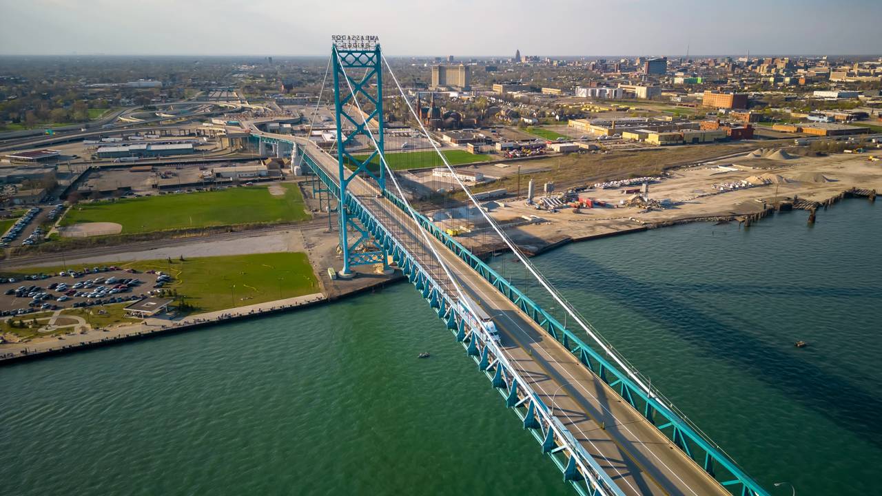 A histórica estrutura pênsil inaugurada em 1929 com vão livre de 560 metros que serve como a maior fronteira comercial entre os EUA e o Canadá