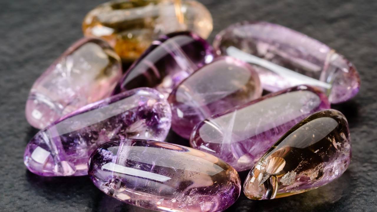 Esqueça a ametista ou o citrino, pois esta gema funde as duas cores em um único cristal natural, sendo a dualidade perfeita da natureza 