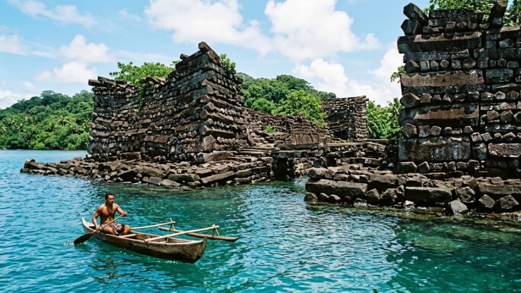 A misteriosa cidade flutuante no Oceano Pacífico erguida há 800 anos sobre corais vivos com enormes blocos de basalto