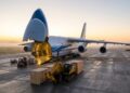 An-124 abre o nariz gigante para receber carga pesada