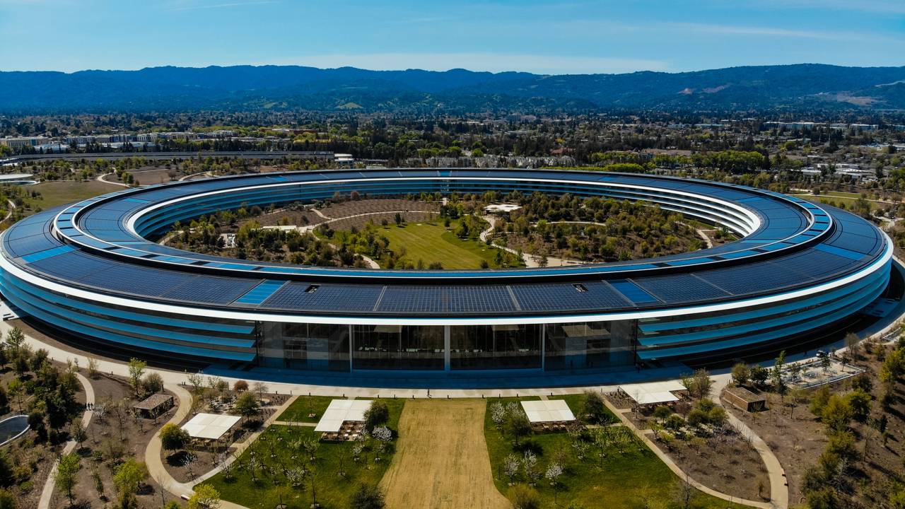 Com 260 mil m² e 1,6 km de circunferência, o Apple Park na Califórnia abriga o maior painel de vidro curvo do mundo em sua estrutura circular
