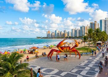 Desenhada como um tabuleiro de xadrez em 1855: a primeira capital planejada do Brasil tem 6 km de orla à beira-mar e um caranguejo gigante de 7 metros