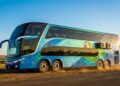 Ônibus Arara Azul aparece como mansão sobre rodas em estrada rural