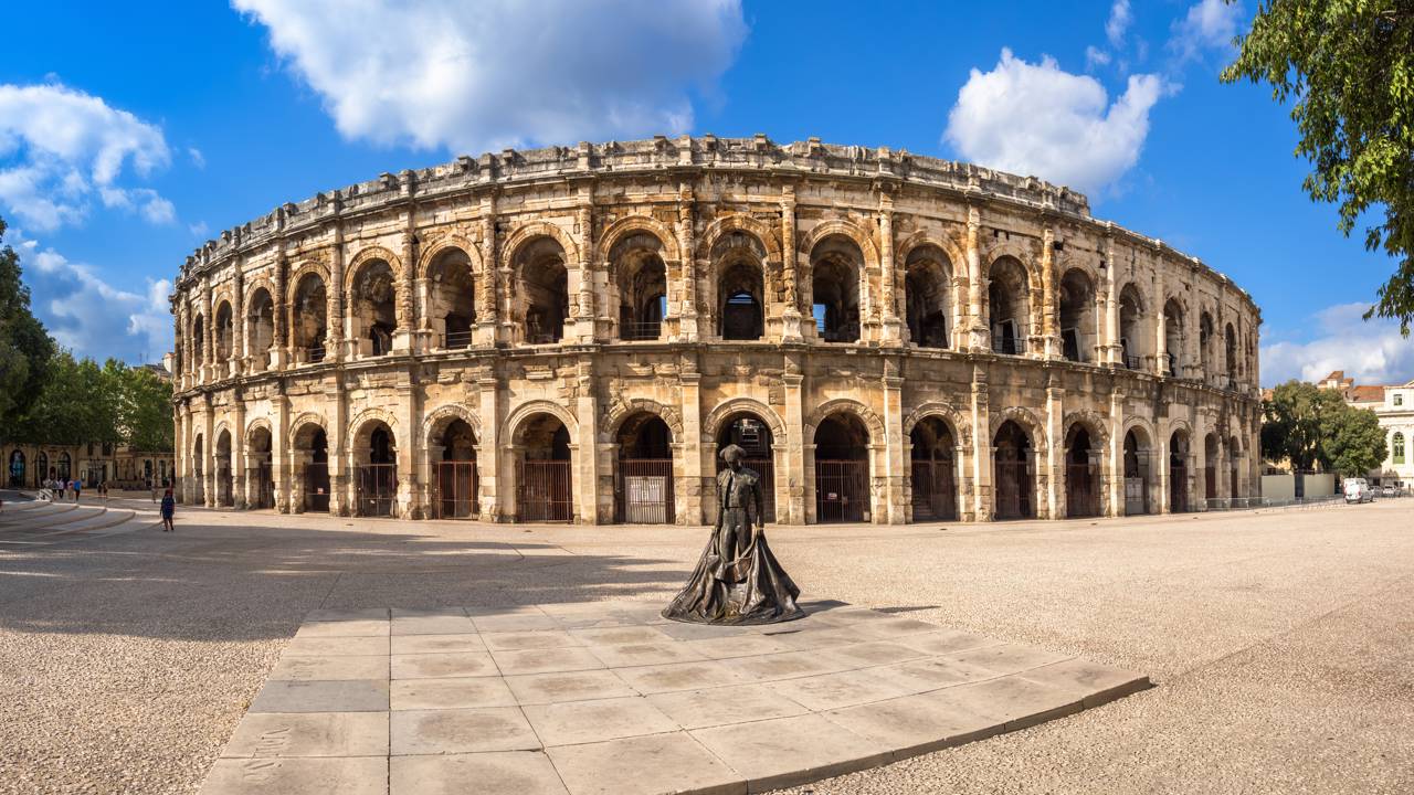 Com 13 mil lugares atuais e estrutura romana de 70 d.C., a Arena de Nîmes é um dos anfiteatros mais bem preservados do mundo antigo