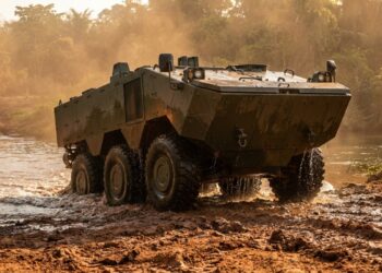 Blindado Guarani sai da água e avança na lama como fortaleza anfíbia