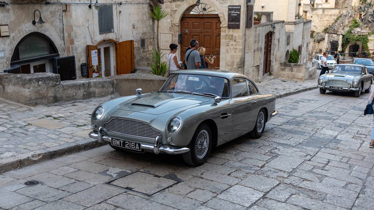 O elegante clássico britânico de 1963 equipado com motor de 282 cavalos que se consagrou nas telas como o carro de espionagem mais famoso do mundo