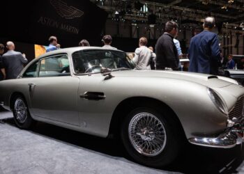 O elegante clássico britânico de 1963 equipado com motor de 282 cavalos que se consagrou nas telas como o carro de espionagem mais famoso do mundo