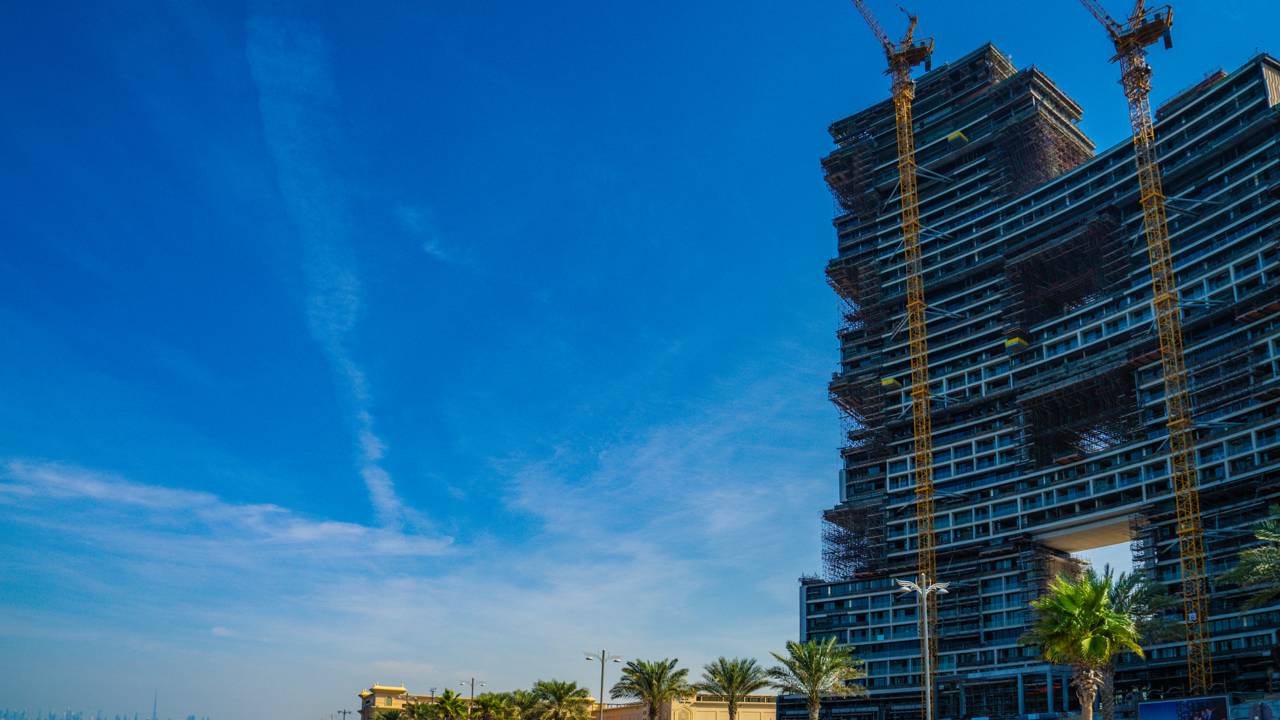 Com 43 andares e uma piscina suspensa a 90 metros de altura, o resort virou o ícone de luxo extremo e um dos projetos mais caros da hotelaria mundial