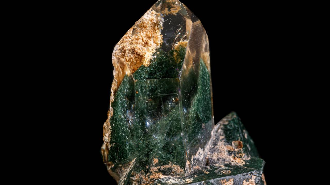 Esqueça o quartzo fumê, pois este silicato de alta dureza exibe cristais em forma de cunha que mudam de cor conforme o ângulo da luz